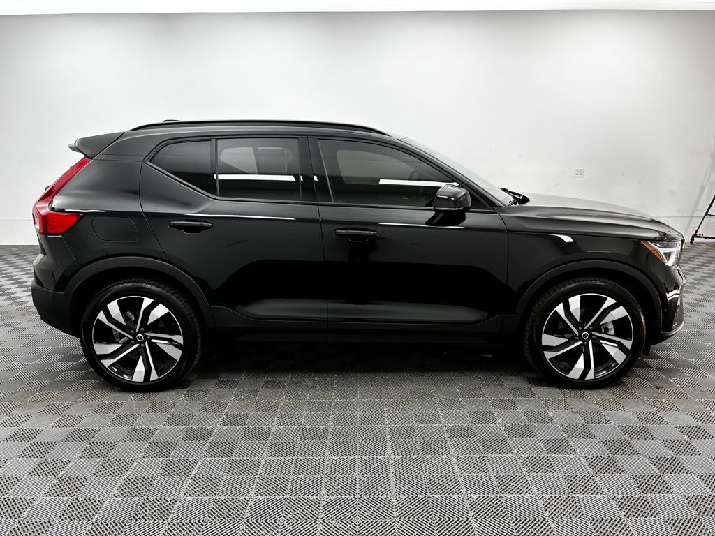 2023 Volvo XC40 Plus photo 8