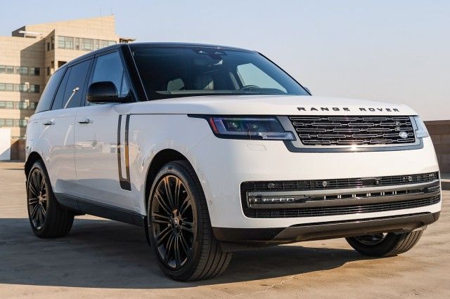 2025 Land Rover Range Rover SE photo 3