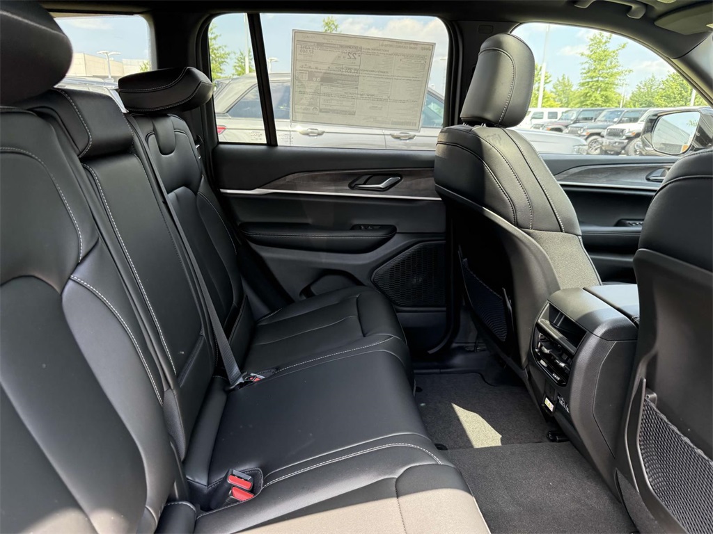 2025 Jeep Grand Cherokee Limited photo 12