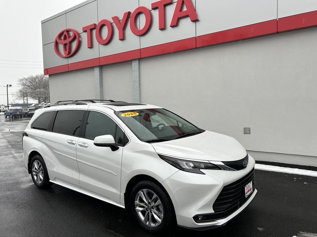 2025 Toyota Sienna XLE's photo