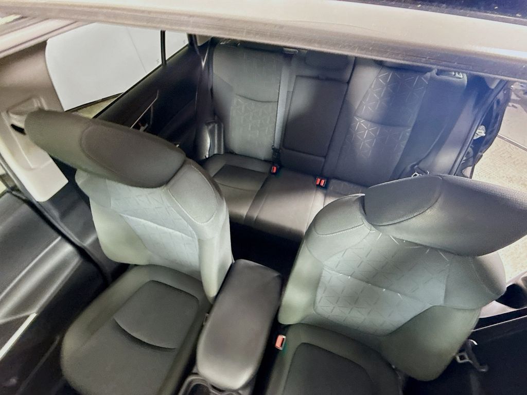 2021 Toyota RAV4 Hybrid XLE photo 31