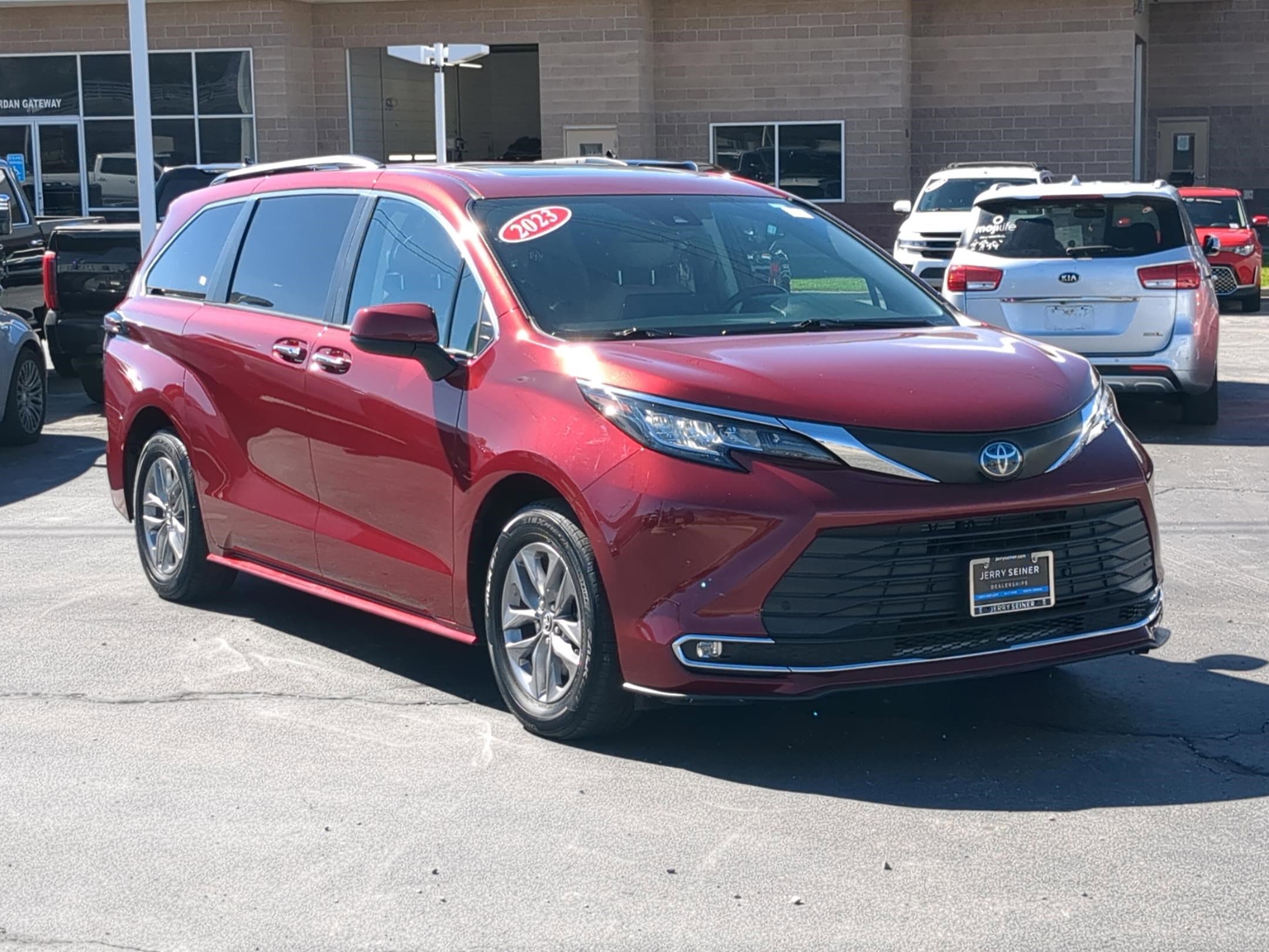 2023 Toyota Sienna XLE photo 7