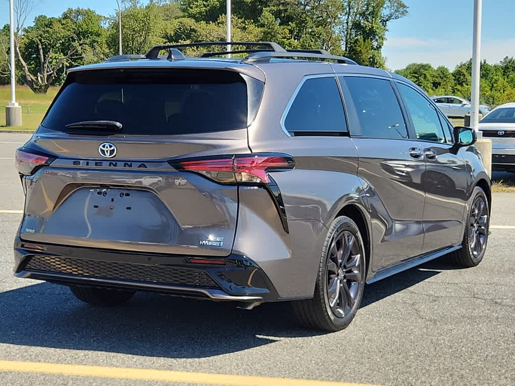 2022 Toyota Sienna XSE photo 3