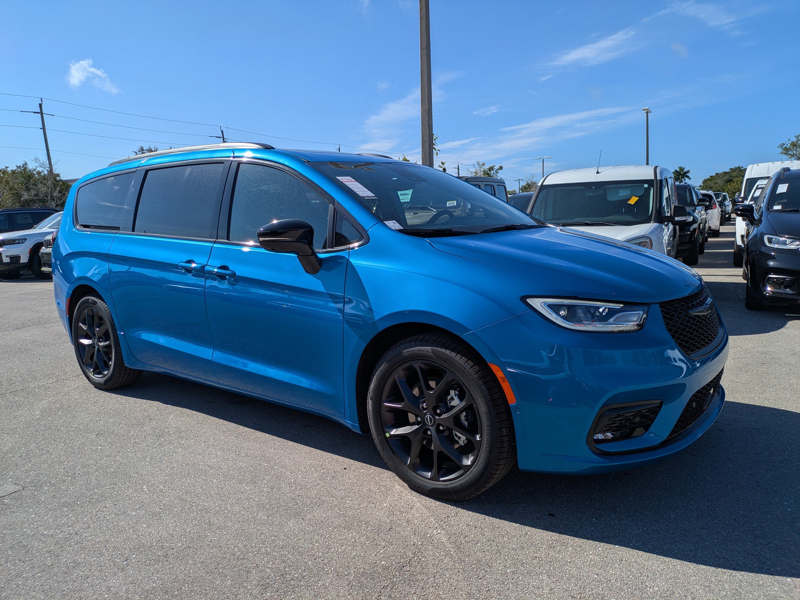 2026 Chrysler Pacifica Limited's photo