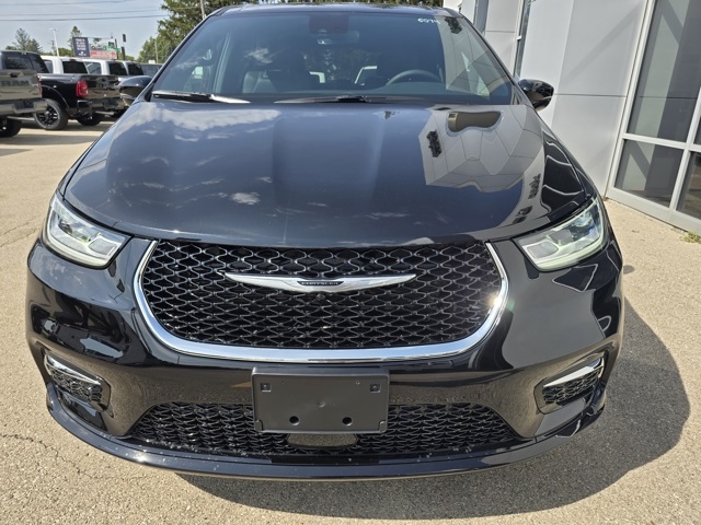 2026 Chrysler Pacifica photo 3