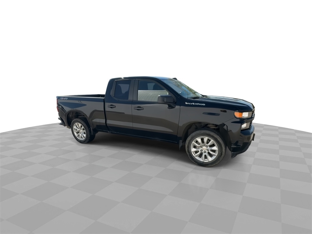 2020 Chevrolet Silverado 1500 Custom photo 2