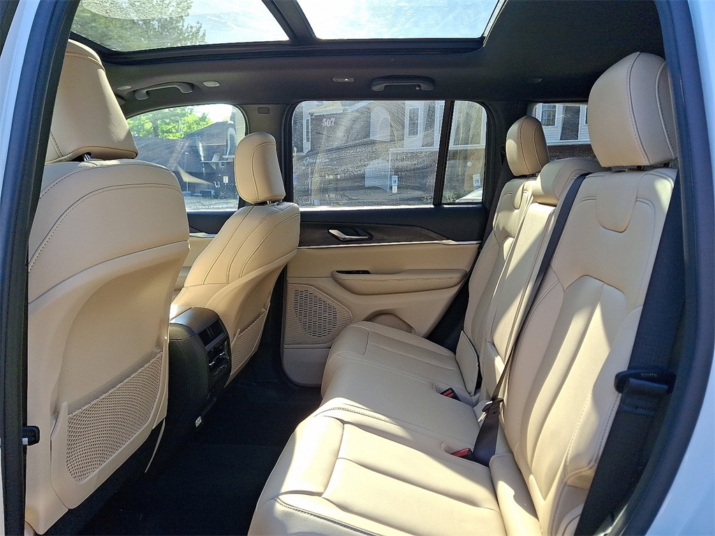 2025 Jeep Grand Cherokee Limited photo 3