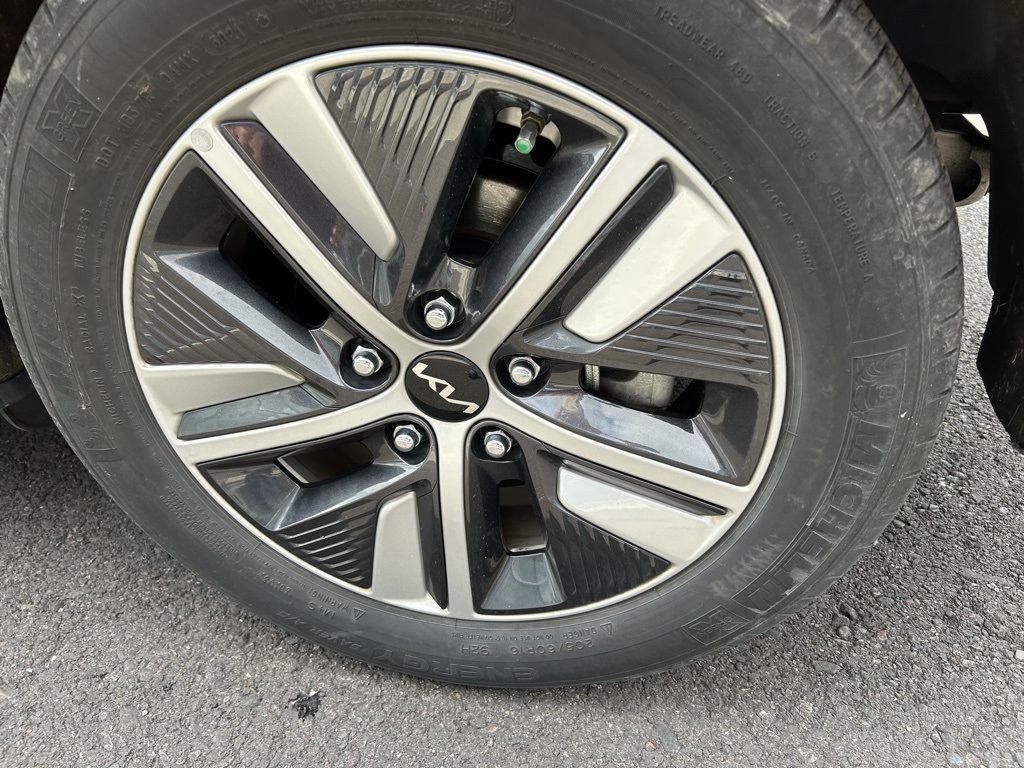 2022 Kia Niro LXS photo 9