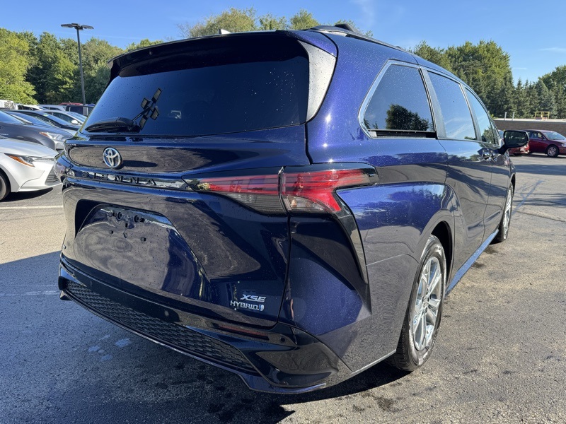 2022 Toyota Sienna XSE photo 3