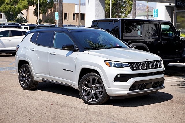 New 2025 Silver Zynith Metallic Clear-Coat Exterior Paint Jeep Limited image 3