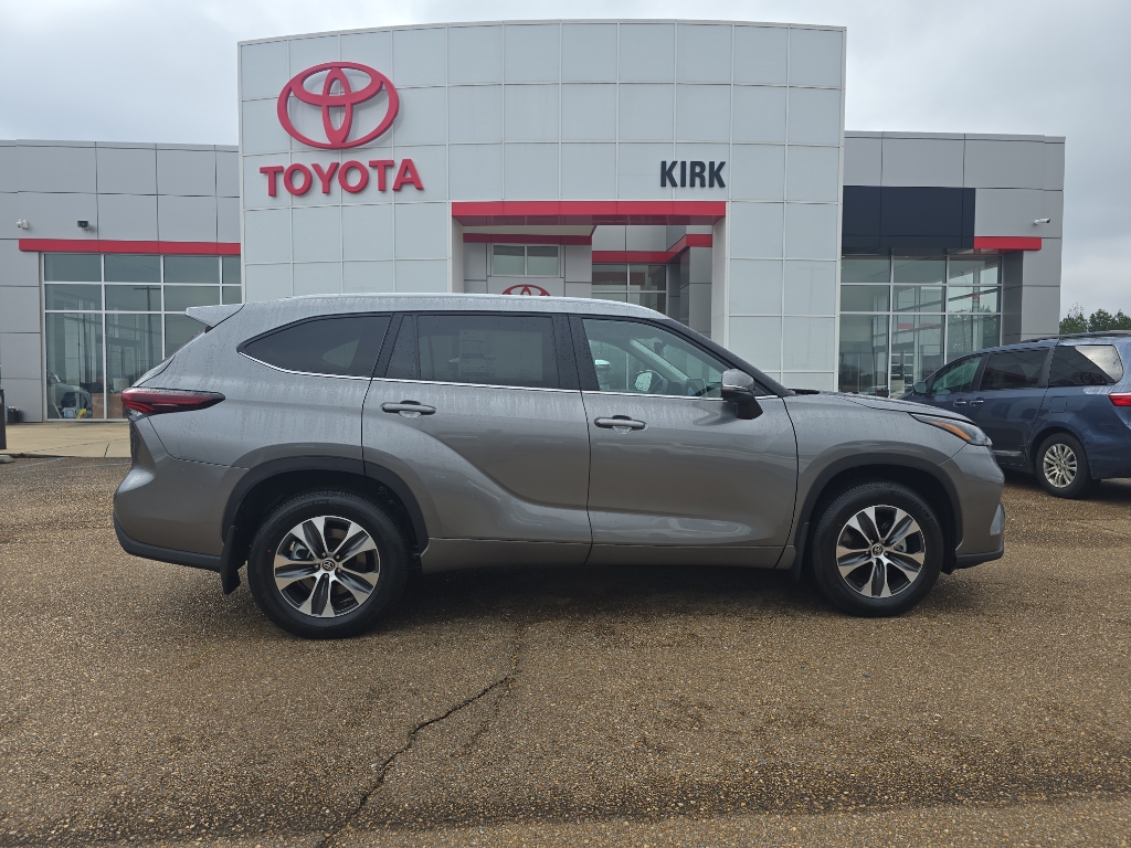2026 Toyota Highlander XLE's photo