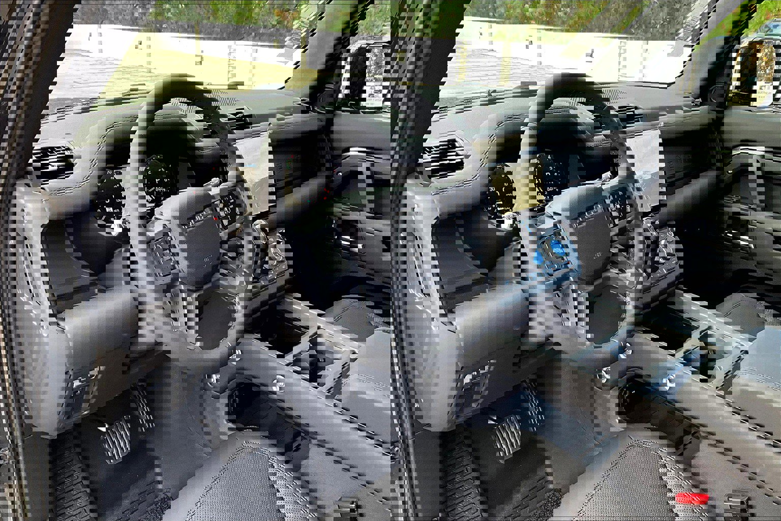 2025 Land Rover Defender 130 X-Dynamic SE photo 3