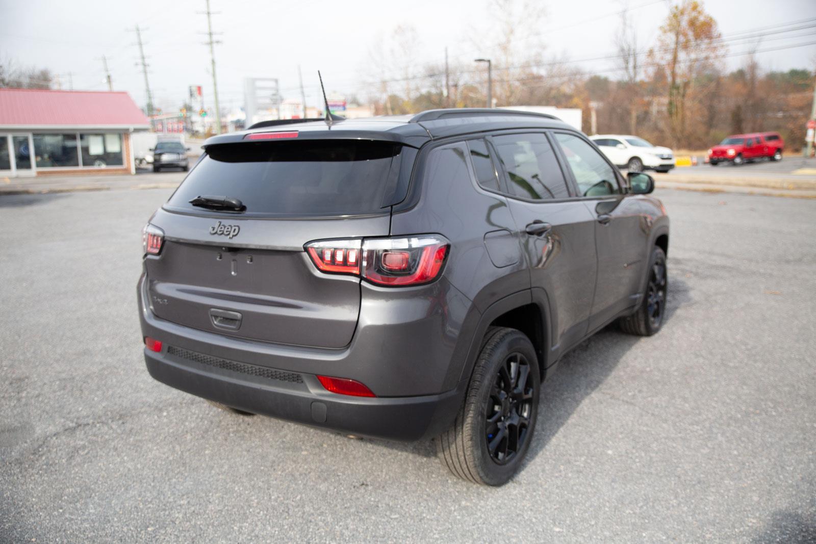 2024 Jeep Compass Latitude photo 3