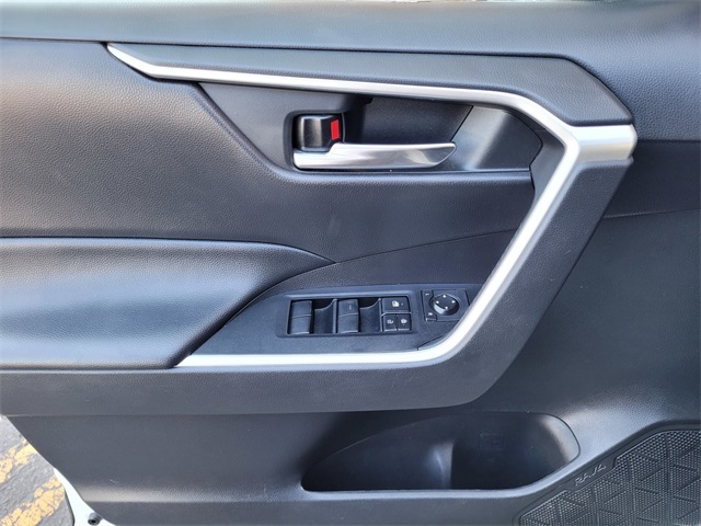 2020 Toyota RAV4 Hybrid XLE photo 21
