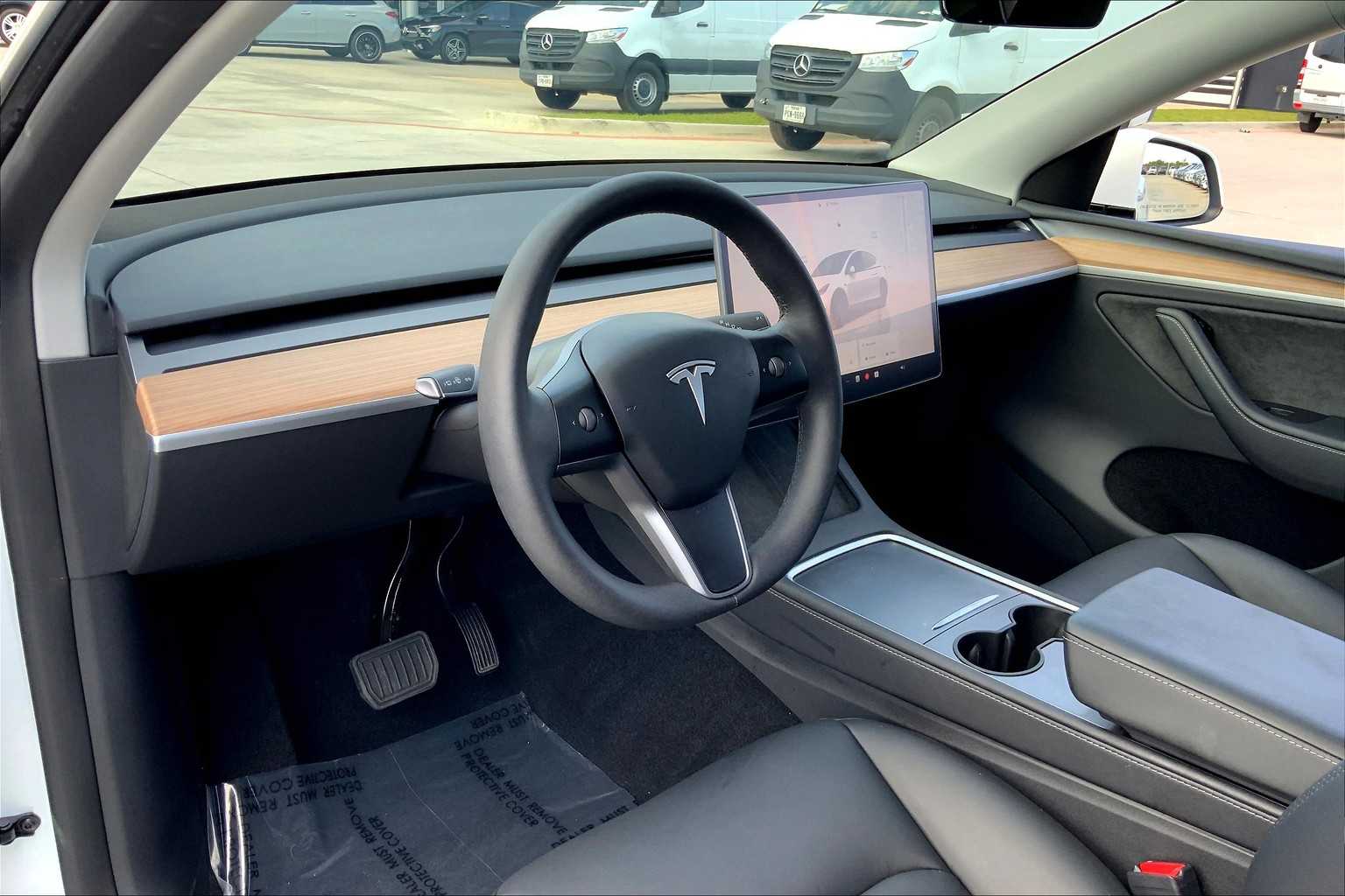 2024 Tesla Model Y Long Range photo 14
