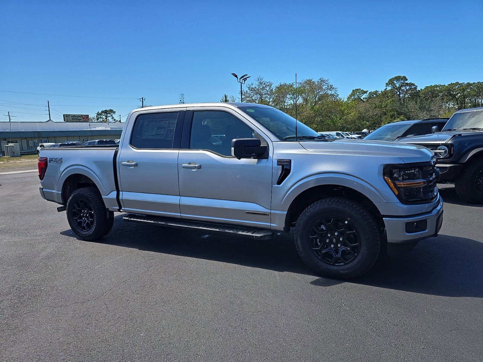 2025 Ford F-150 XLT photo 2