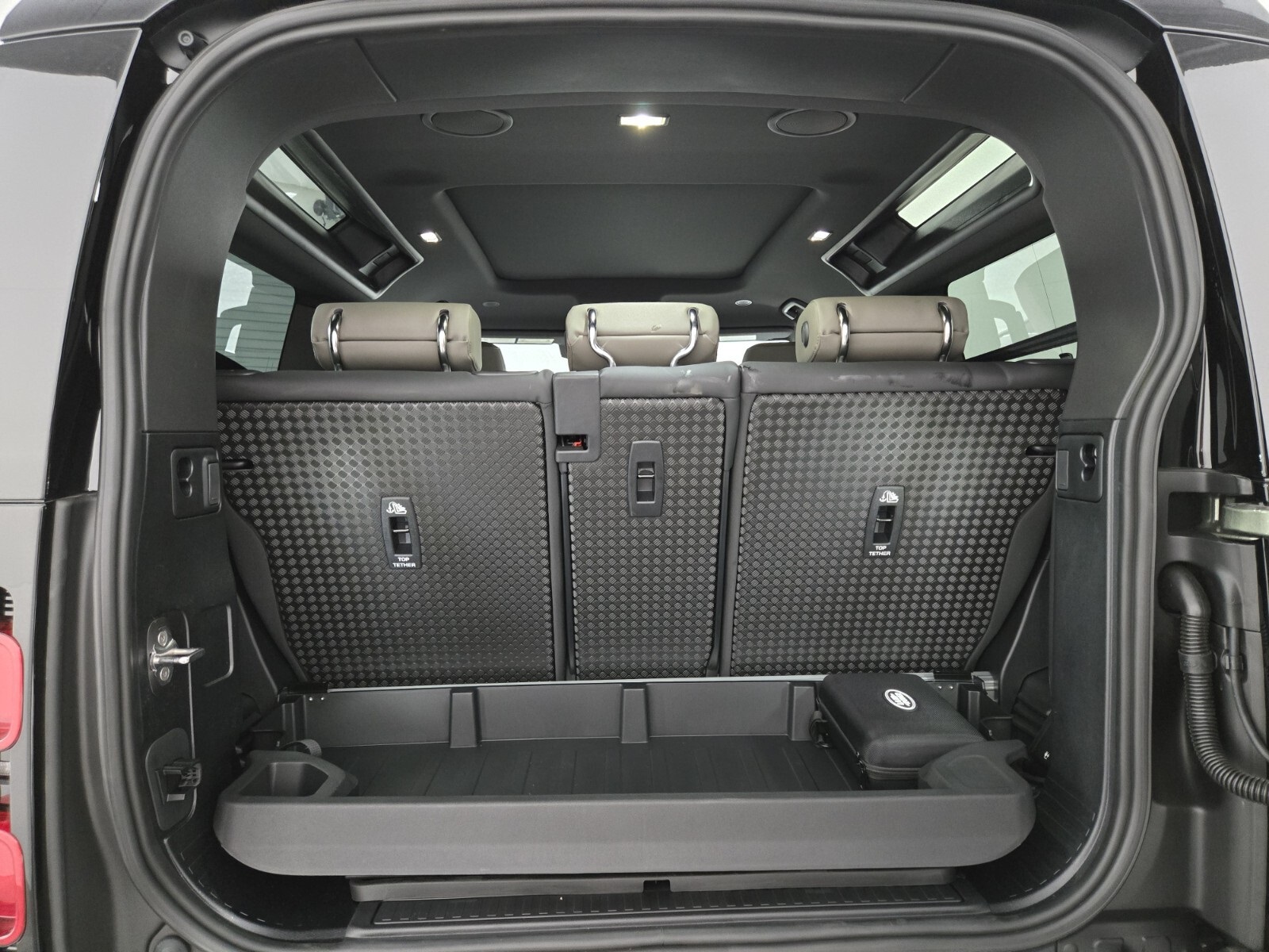 2025 Land Rover Defender X-Dynamic SE photo 12