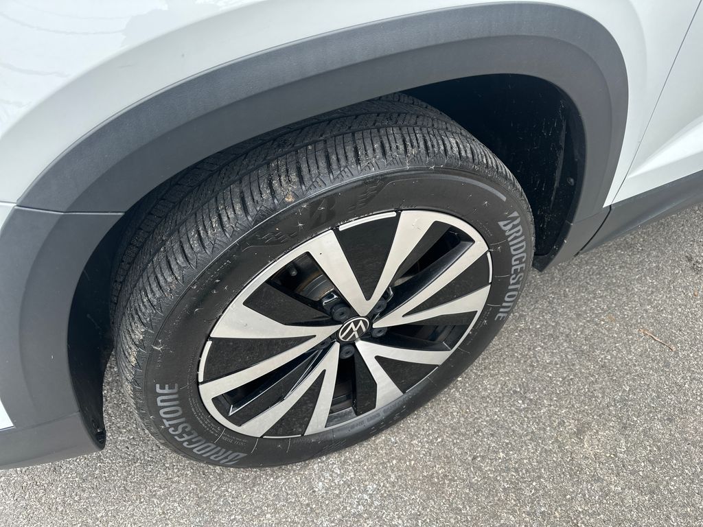 2022 Volkswagen Taos SE photo 2