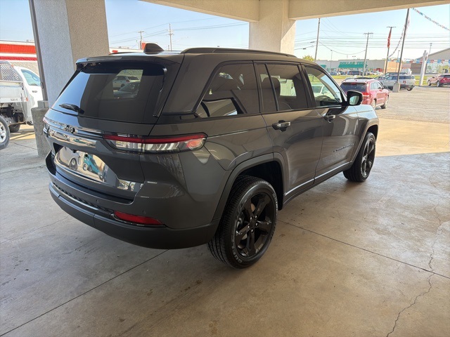 2025 Jeep Grand Cherokee Altitude photo 3