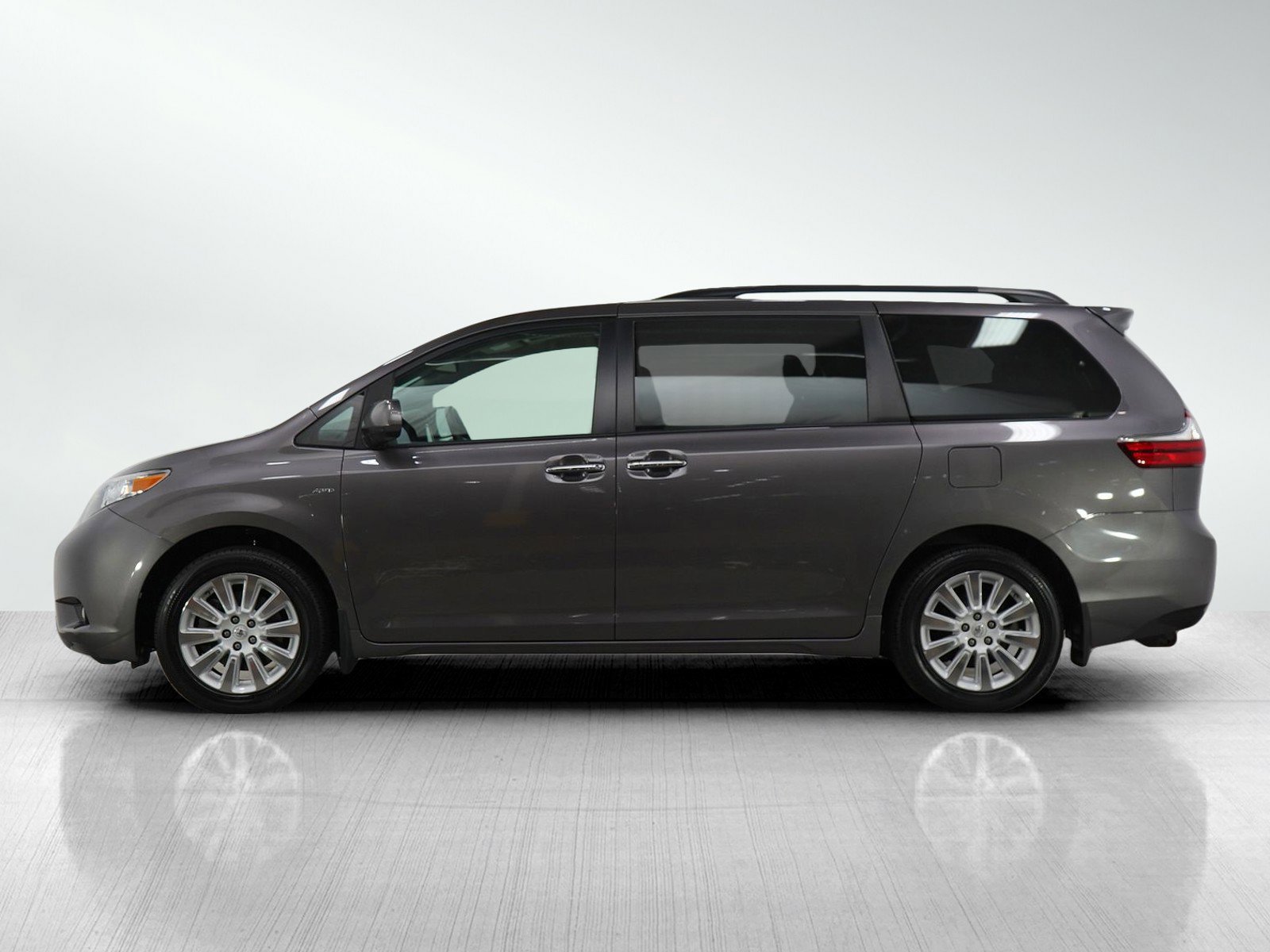 Used 2016 Toyota Sienna XLE with VIN 5TDDK3DC8GS132013 for sale in South Saint Paul, Minnesota