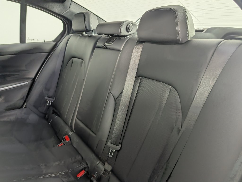 2025 Bmw 330i xDrive Sedan photo 12