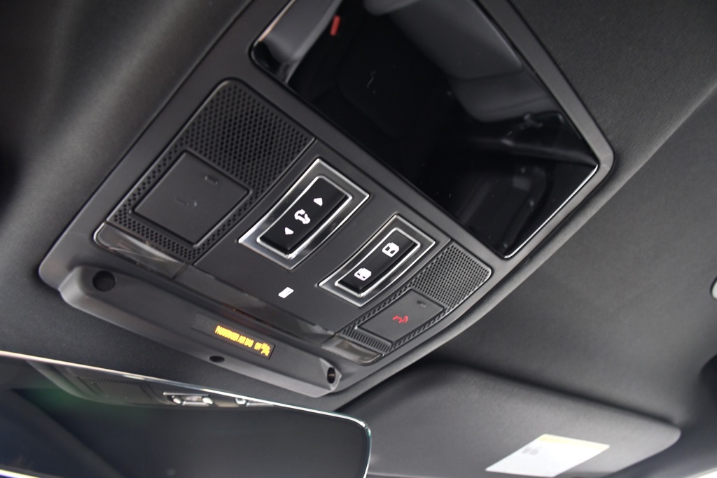 2025 Land Rover Defender 110 X-Dynamic SE photo 33