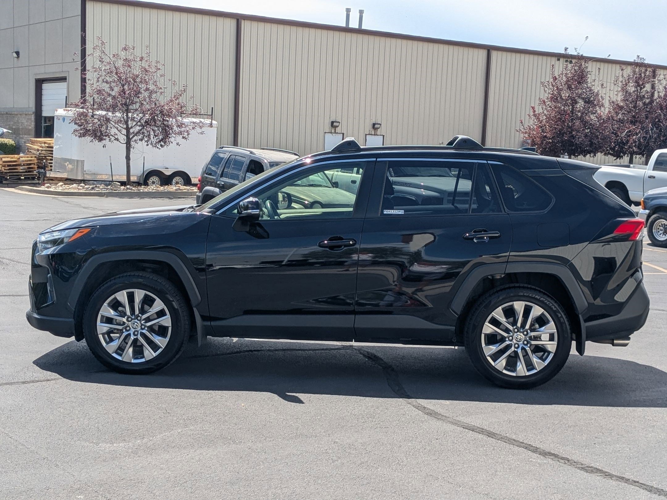 2023 Toyota RAV4 XLE Premium photo 3