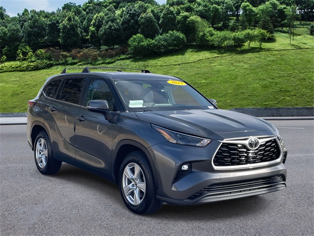 2024 Toyota Highlander LE's photo