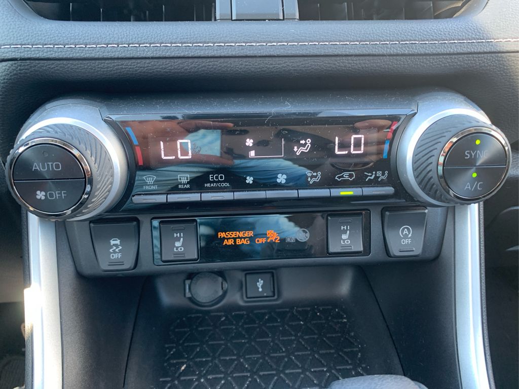 2022 Toyota RAV4 XLE photo 26