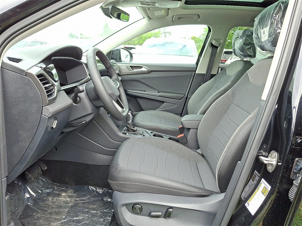 2025 Volkswagen Taos SE photo 2