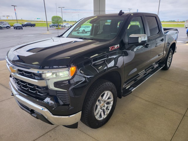 2025 Chevrolet Silverado 1500 LT photo 2