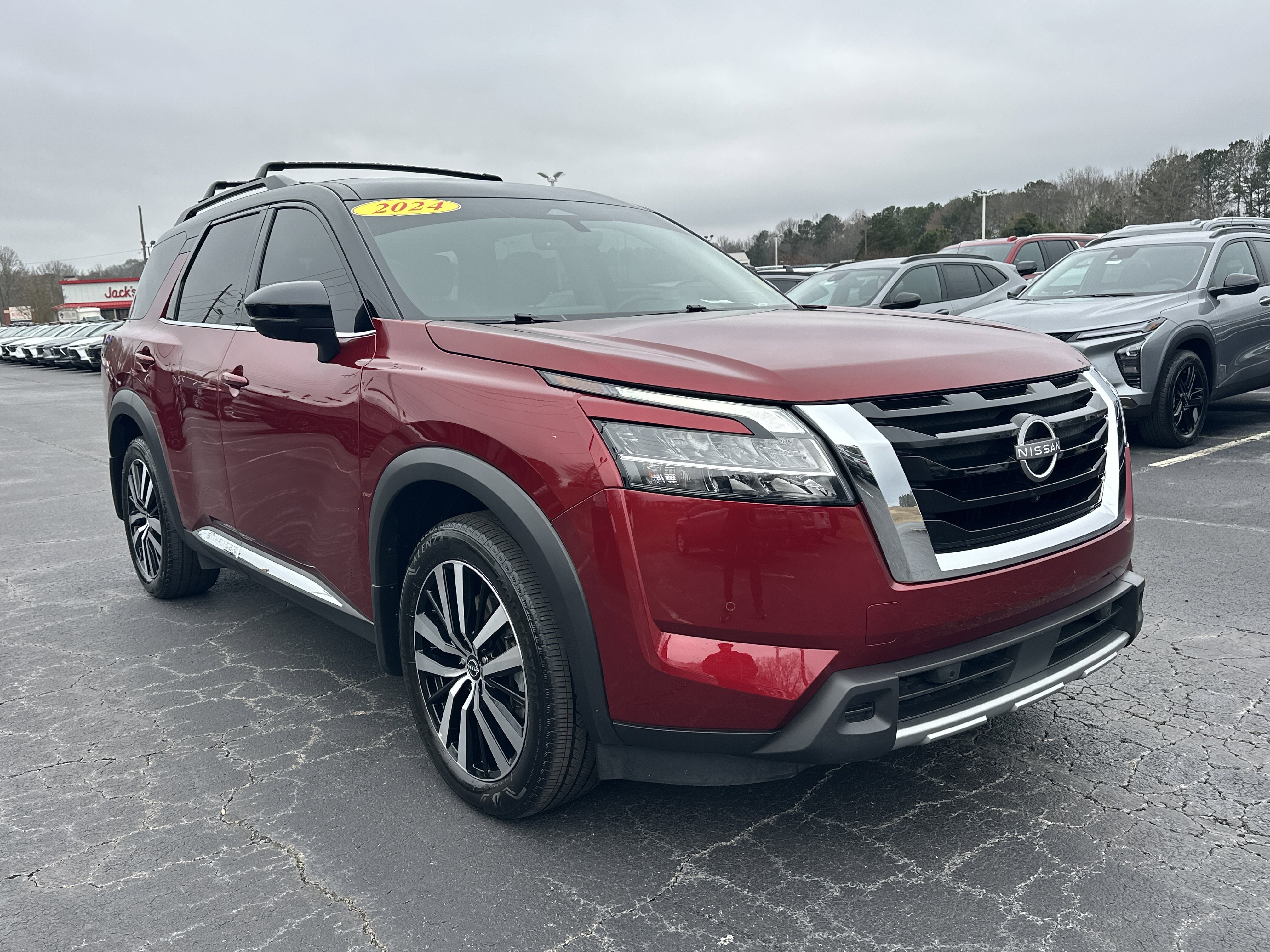 2024 Nissan Pathfinder Platinum's photo