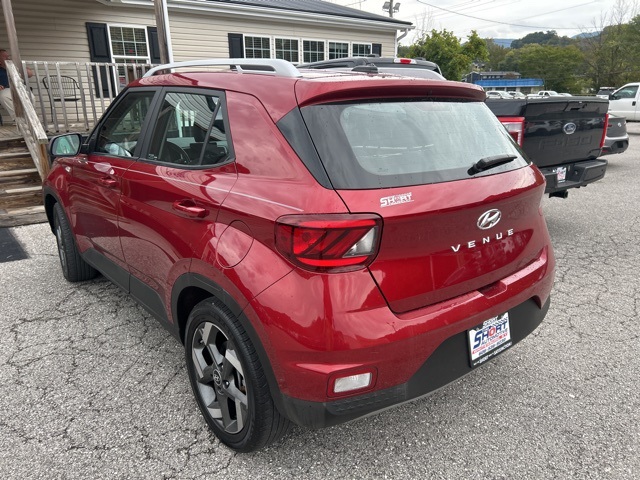 2024 Hyundai Venue Limited photo 2