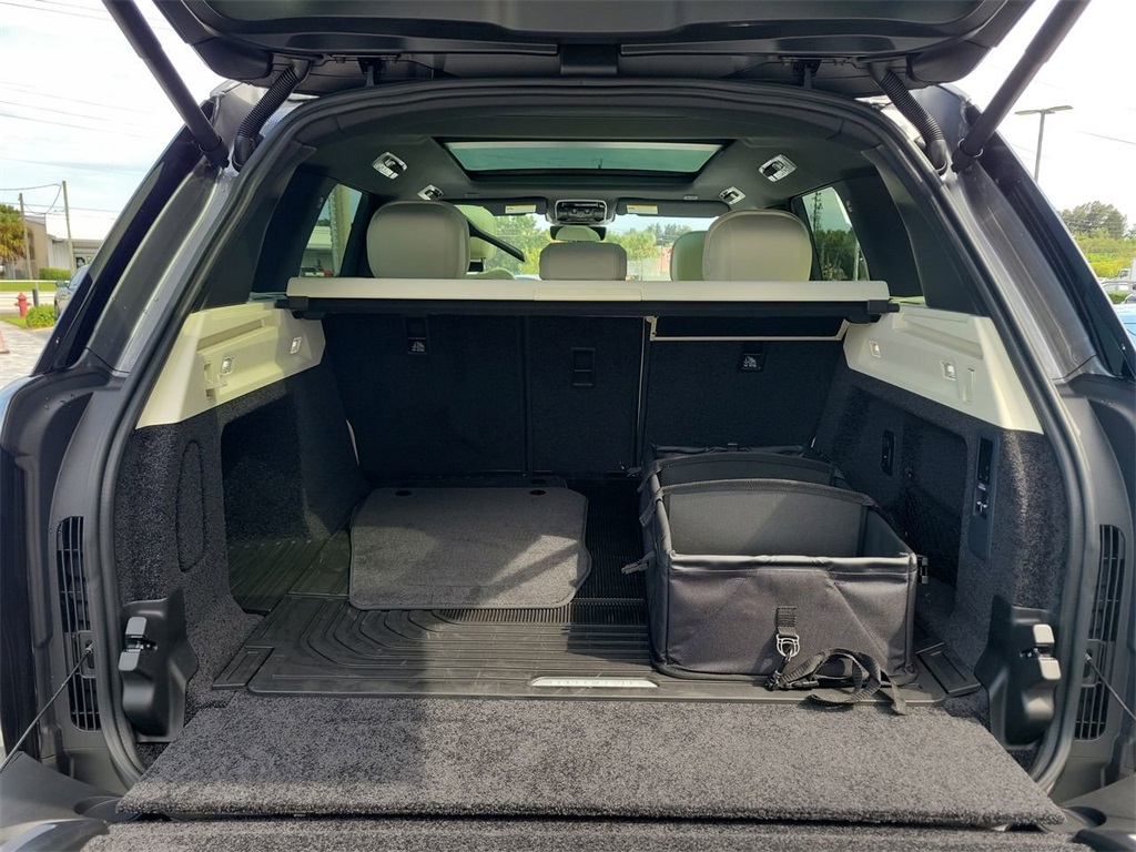 2025 Land Rover Range Rover SE photo 11