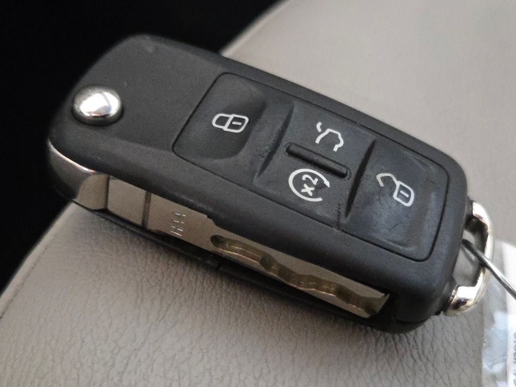 2020 Volkswagen Passat 2.0T SEL photo 27