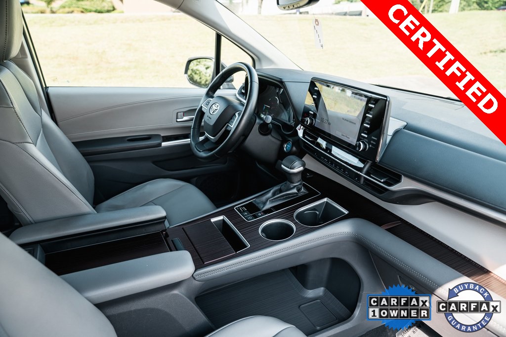 2021 Toyota Sienna XLE photo 11