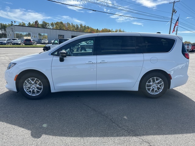 2026 Chrysler Voyager LX photo 4