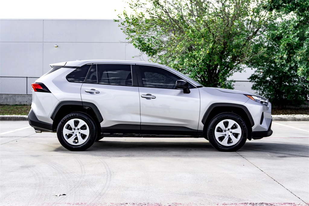 2024 Toyota RAV4 LE photo 4