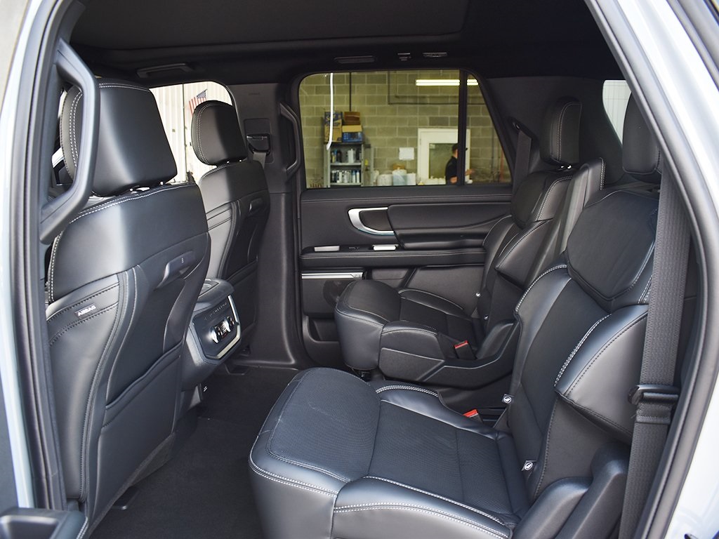 2025 Ford Expedition MAX Platinum photo 4