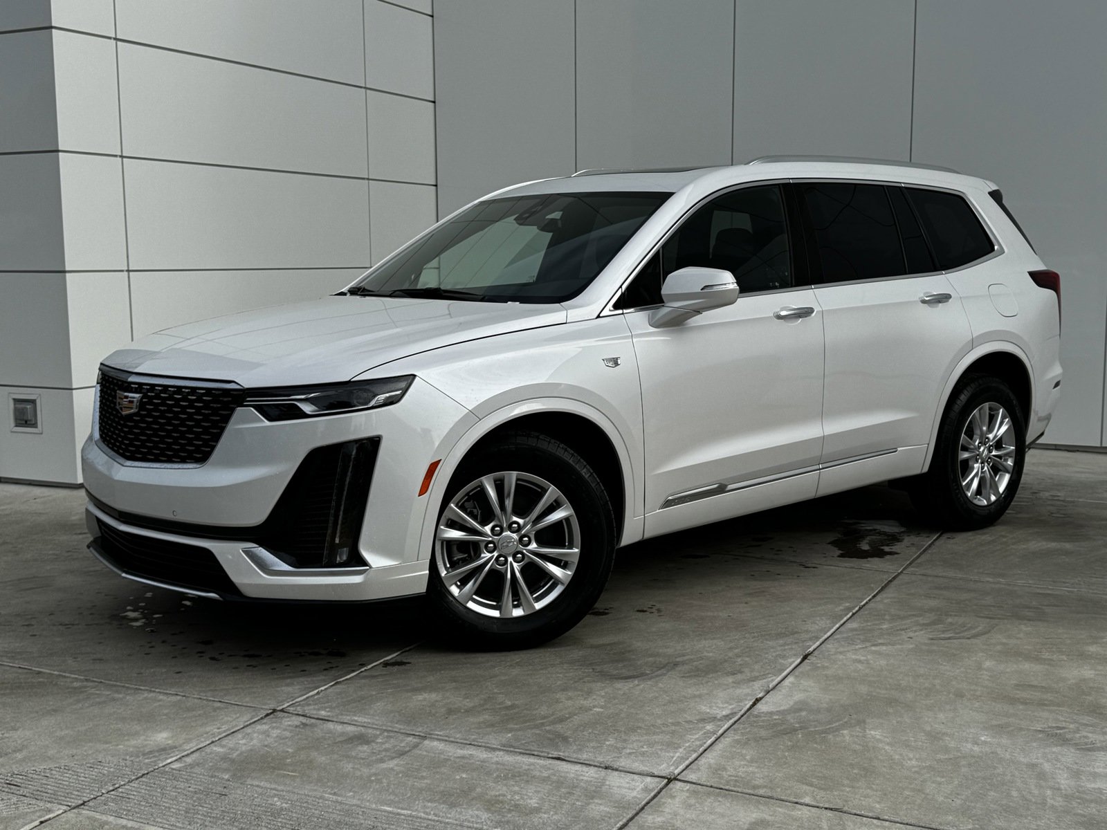 2025 Cadillac XT6 Luxury photo 2