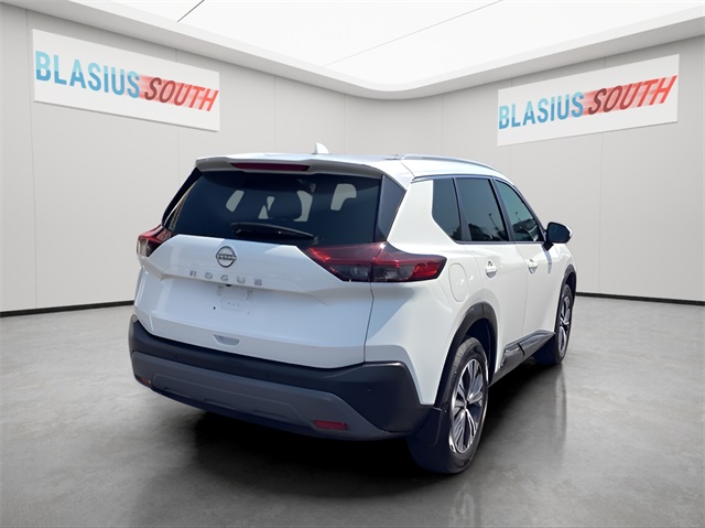 2022 Nissan Rogue SV photo 2