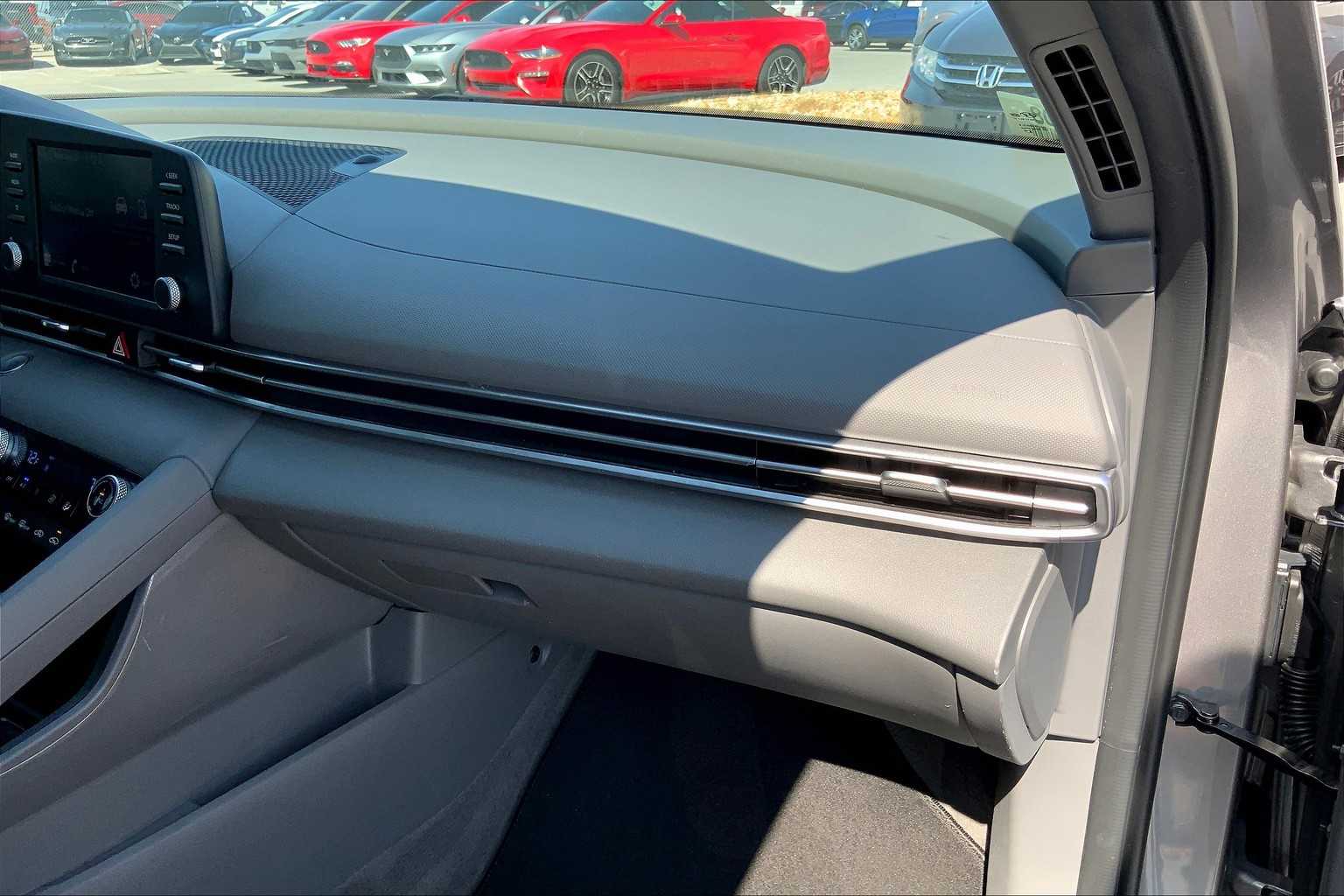 2023 Hyundai Elantra SEL photo 17