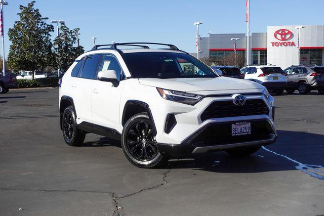 2023 Toyota RAV4 SE's photo