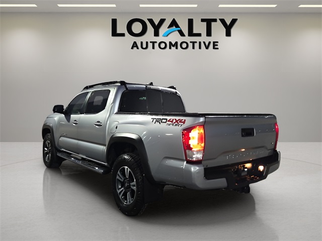 2016 Toyota Tacoma TRD Sport photo 2