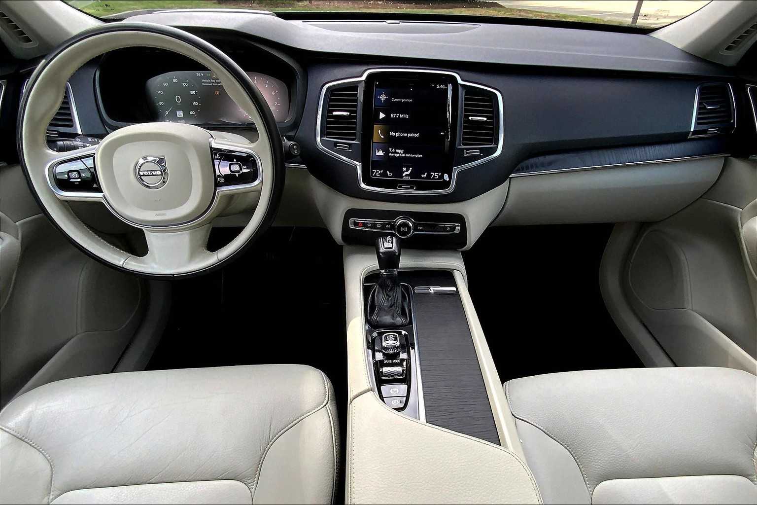 2020 Volvo XC90 Momentum photo 13