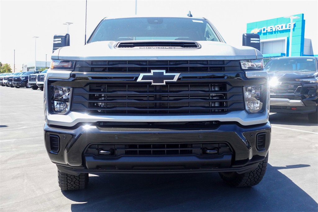 2025 Chevrolet Silverado 2500HD Custom photo 3