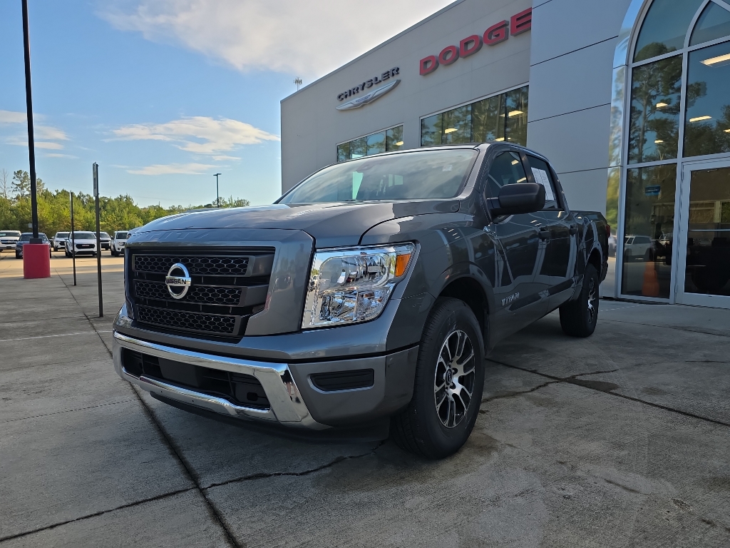 2023 Nissan Titan SV photo 3