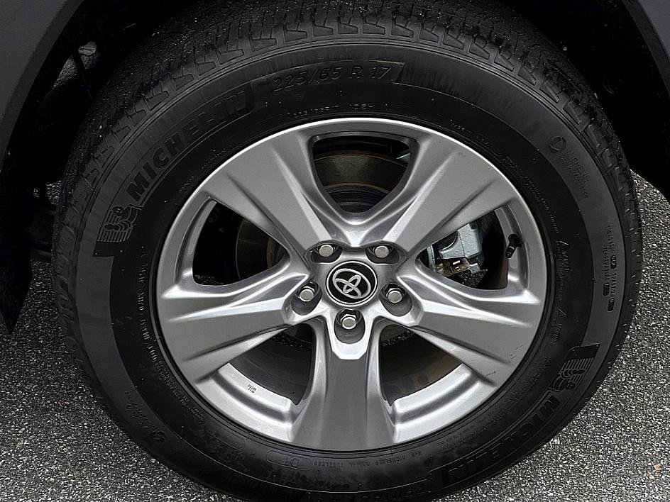 2024 Toyota RAV4 Hybrid XLE photo 5