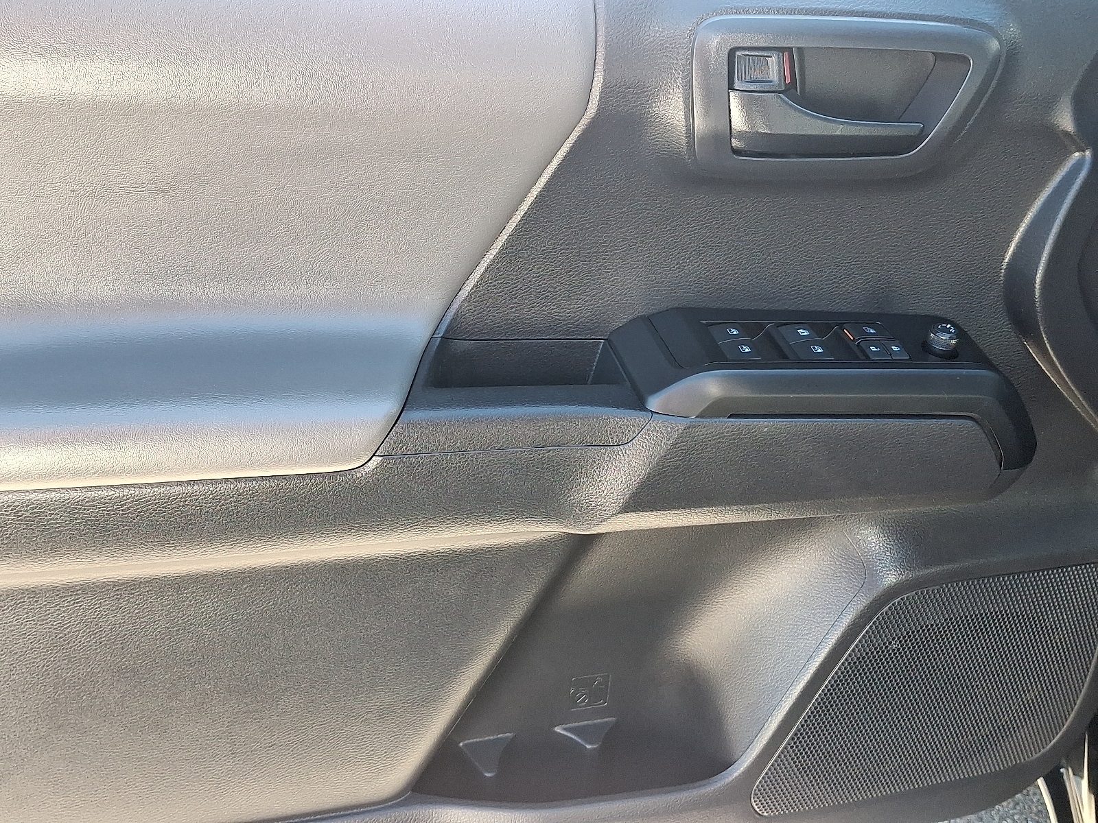 2022 Toyota Tacoma SR photo 13