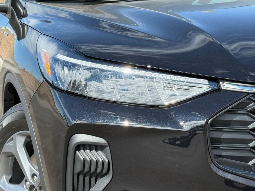 2025 Ford Escape ST-Line photo 2